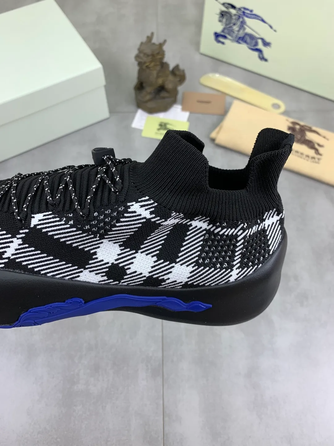 Men's Men's Shoes 💰P620 💰【New Style】Top Version 🆘【Burberry】New Burberry Fly Knit Shoes are now available with perfect workmanship! 🔥Perfect shape and top quality🙈Non-slip and wear-resistant high-end rubber outsole👣Versatile and comfortable shoes, standard size: 39-45 (customized 38-46) 2️⃣colors available Top-quality packaging